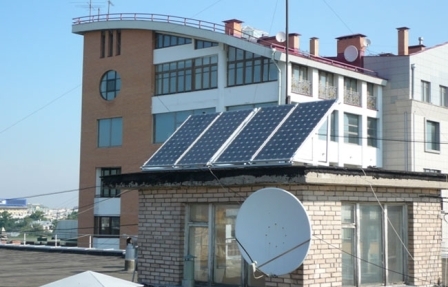Солнечные батареи на крыше многоэтажного дома